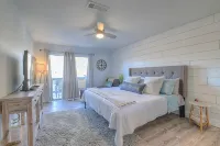 Luxury condo, DISCOUNTED RATES…steps to Lake, sleeps 10, near Yacht Club! - Homestays