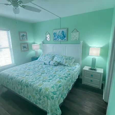 #1 Vrbo Rated Surf City Condo!  1 Min Walk to Beach & Pool!  1 Bedroom + Bunks