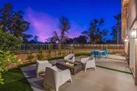 Newly renovated DESERT RETREAT *Private oversized Pool* Walk to Stagecoach - สระว่ายน้ำส่วนตัว