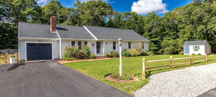 Coastal Cape Cod 3 bedroom close to the beach, bike path & ponds! Hotels in Brewster