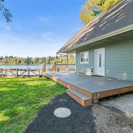 Lakehouse With Hot Tub, Covered Patio, Outdoor Fire-pit and BBQ