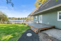 Lakehouse With Hot Tub, Covered Patio, Outdoor Fire-pit and BBQ - Boutique