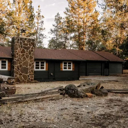 Cozy Fishing Cabin: Hat Creek, Pit River, Fall River, Baum Lake. Burney Falls.