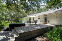 Beachie Cottage with luxury Spa, steps to the beach. - Country Houses