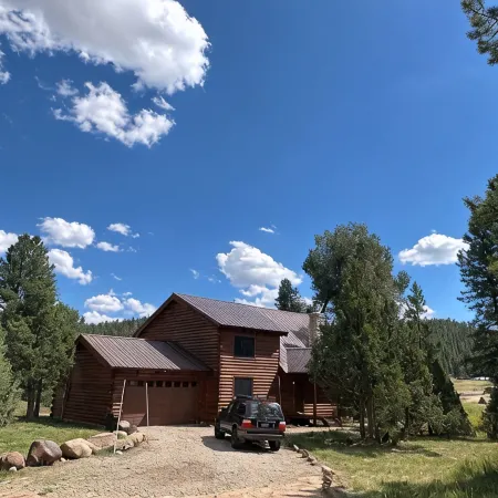 Beautiful log home-dog friendly, creek & mountain views,close to national parks
