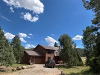Beautiful log home-dog friendly, creek & mountain views,close to national parks - Feriehus