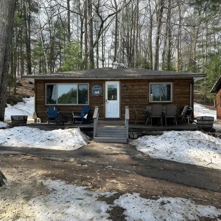 COZY BEAR LODGE-On UTV/Snowmobile trail, Beachside Cabin w/ Porch, Private dock
