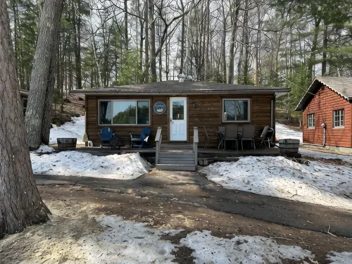COZY BEAR LODGE-On UTV/Snowmobile trail, Beachside Cabin w/ Porch, Private dock - Chalets