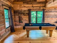 Popular - Peaceful Bear Cabin - 3Br 2BTH - Big Hot Tub - Quiet - Hytter