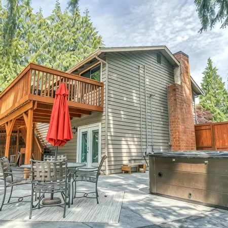 Suite with Hot Tub -AC - Huge Fenced Yard - Mt. Rainier View - Private Entrance