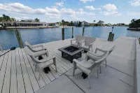 Seascape - WHOLE HOUSE 360 water views, pool, gulf - Homestays
