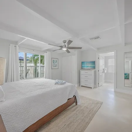 Newly Renovated Large 4BR w/ Pool - Walk to Gated beach