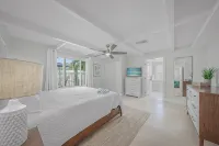 Newly Renovated Large 4BR w/ Pool - Walk to Gated beach - 부티크