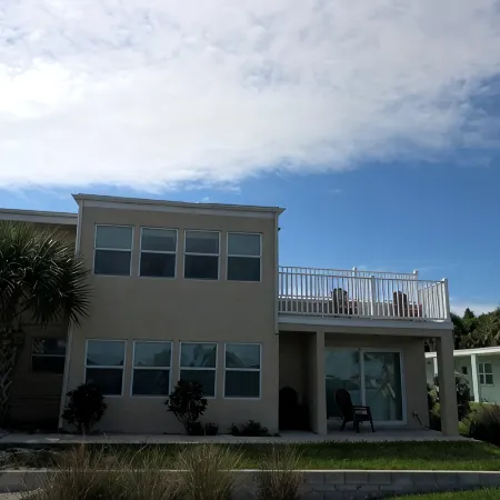 Watch the Sunrise Over the Bay<br>3 minute walk to the beach!