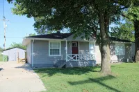 Centrally Located 3 Bdrm 2 Bath Quaint House with a Yard. Pet Friendly. - 3 stjerner