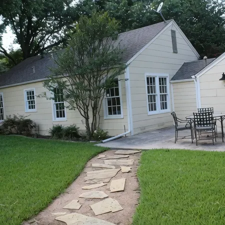 New! Cheerful cottage filled with art and books in the heart of Waxahachie