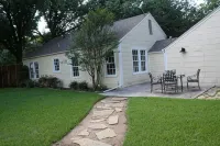 New! Cheerful cottage filled with art and books in the heart of Waxahachie - 4 estrellas