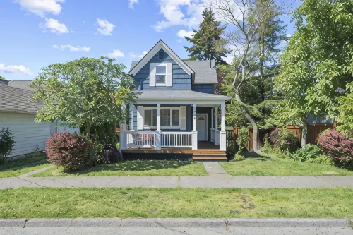 The Reddish House: 6th Ave, UPS, UW, Ruston - balcony