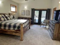 Stunning Cabin with Clubhouse on River! Wooded Retreat with Kayaks! Pickleball! - Feriehus