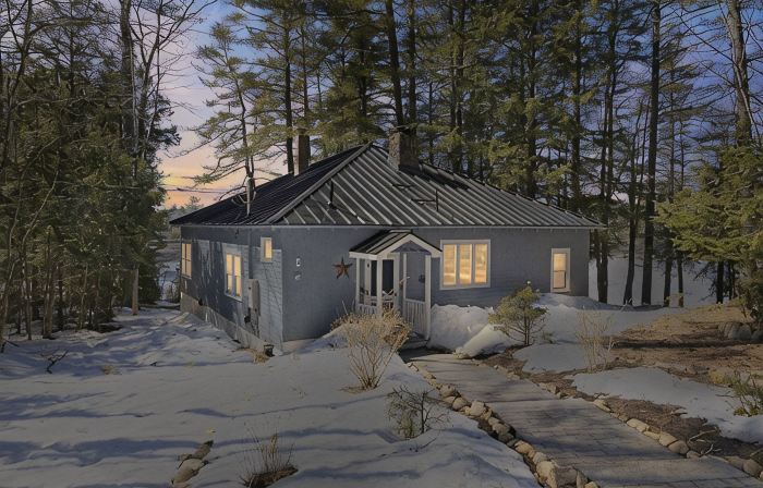 Tranquil, serene Sebago Lakefront House on 2 wooded acres - 300ft waterfront!