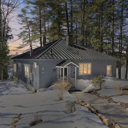 Tranquil, serene Sebago Lakefront House on 2 wooded acres - 300ft waterfront!