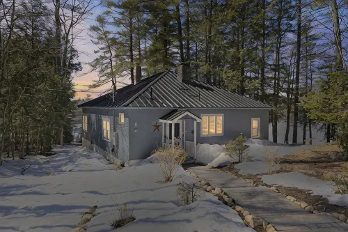 Tranquil, serene Sebago Lakefront House on 2 wooded acres - 300ft waterfront! - 홈스테이