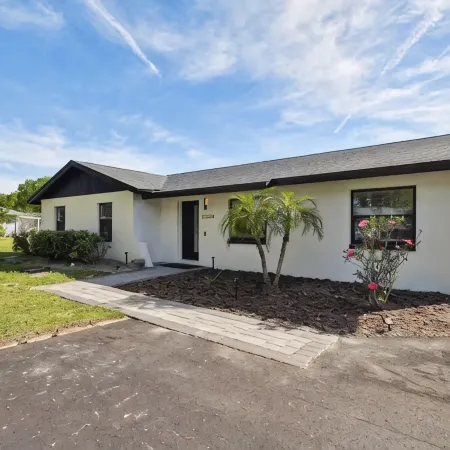 Modern 3bed, 2bath House in Wesley Chapel, with EV Charging Outlet, AC, & WiFi.