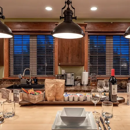 Mountain Studio - luxury finishes in upscale neighborhood, e-bikes included!