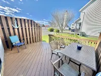 Beautiful updated condo w modern decor, overlooking Fenwick lighthouse from deck - Homestays