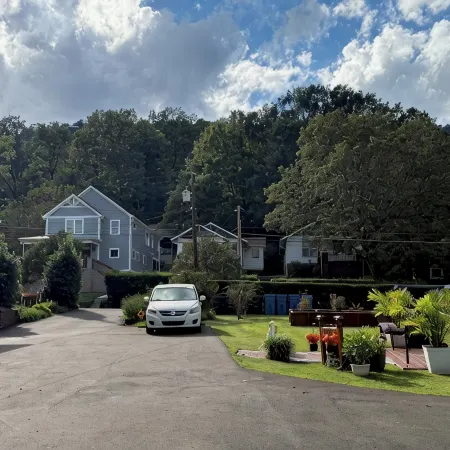 Bear House 1890, Lilly's Loft, Delightful, Upgraded amenities, Walk to Cafes