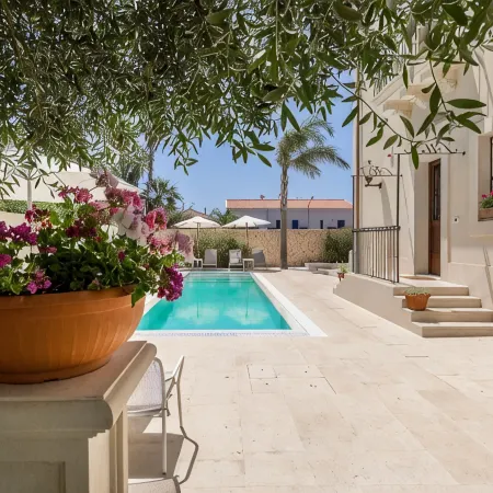 Villa Raphael, luxury property with swimming pool and sea view
