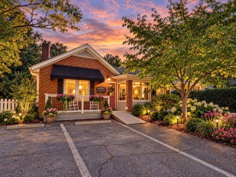 Cozy Cottage on Canton Street just steps away from nightlife, shopping and parks
