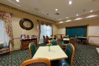 Country Inn & Suites by Radisson, Salina, KS - parking