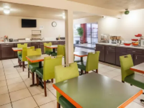 Super 8 by Wyndham Giddings Hotels in Giddings