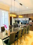 Rumah 220 m² dengan 5 kamar tidur dan 5 kamar mandi pribadi di Sukajadi