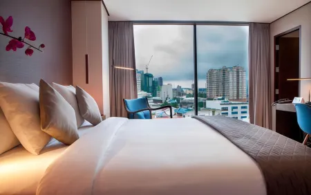 Ramada Encore Makati Отели рядом с достопримечательностью «Нешнел Шрайн оф Сакред Харт»