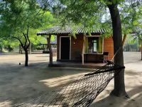 Funky Leopard Safari Lodge Bordering Yala National Park Hotel dekat Tissamaharama Raja Maha Vihara
