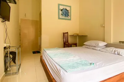 Wisma Pinggir Mitra RedDoorz Hotel dekat CV Kyria Rezeki
