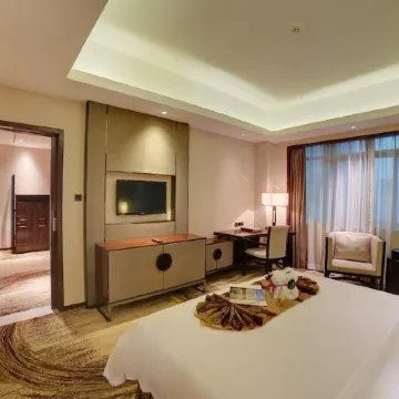 JUCHUNYUAN Fuzhou Grand Hotel (Dongjiekou Shopping Center Wuyi Square) Отели рядом с достопримечательностью «Фуцзянский Медицинский Университет (Тайцзянский Кампанский) - библиоте»