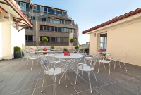 Athens Market Portrait Hotel a Atene