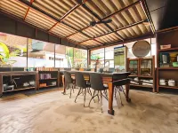 Atom Poshtel Hoteles en Mae Sariang