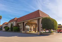 Laurel Inn & Conference Center - Parkplatz