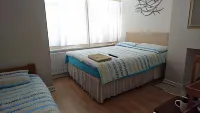 Family Room Sleeps 3 with 1 Double and 1 Single Bed Ground Floor Private Shower Hotel di Harlington