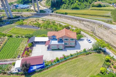 Samcheok Greenhyang Pension Отели рядом с достопримечательностью «Jangho Port»