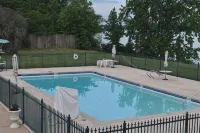 Super 8 by Wyndham Riverside Al - Pools