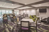 La Quinta Inn & Suites by Wyndham Clearwater South فنادق في بينيلاس بارك