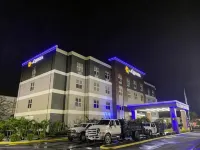 La Quinta Inn & Suites by Wyndham Tampa Central Hotels near Lowry Park