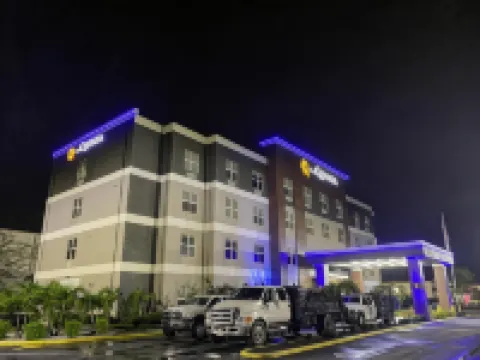 La Quinta Inn & Suites by Wyndham Tampa Central Hotels near Steinbrenner Field