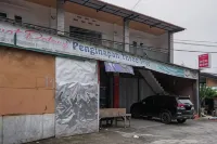 RedDoorz Syariah Near Minangkabau International Airport