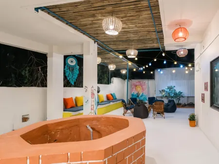 Moustache Daman Отели рядом с достопримечательностью «Мирасол Лейк Гарден»